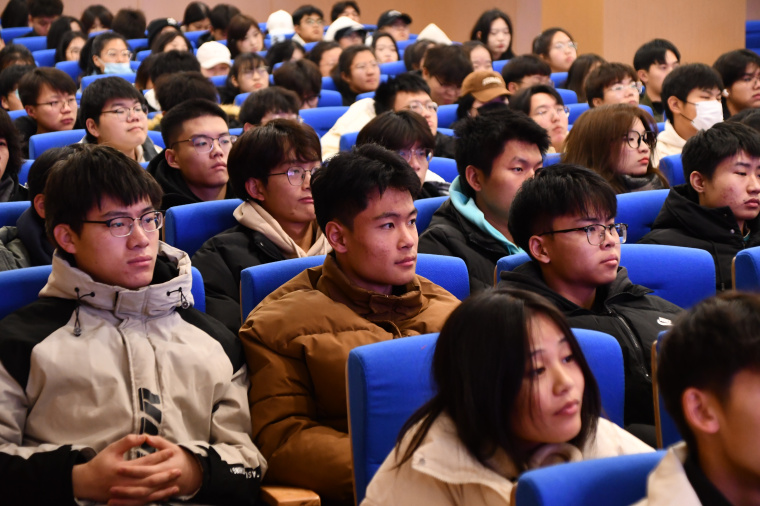 【雷锋杂志社青岛工作站】全国劳模许振超在800cc全讯白菜网主站讲述“工匠精神”