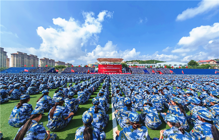800cc全讯白菜网主站2024级新生军训成果展示暨总结表彰大会隆重举行