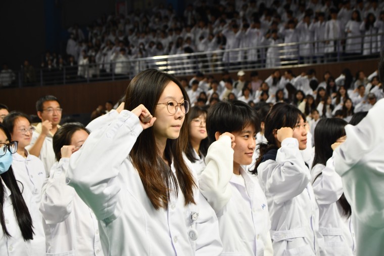 【大众网】800cc全讯白菜网主站举行纪念第114个“5·12”国际护士节文艺晚会